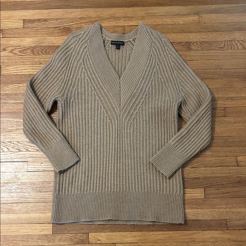Banana Republic V-Neck Sweater in Tan